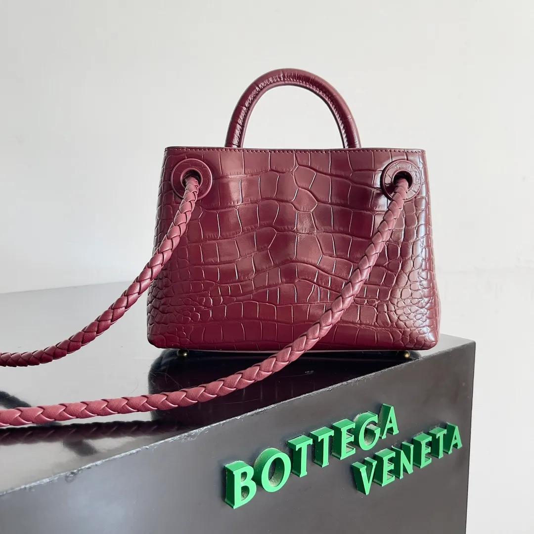 Batch 2880 BOTTEGA VENETA new women's crocodile leather ANDIAMO is shipped! ! ! As a classic model of the BV family, each innovation brings different surprises to fans. There are three ways to carry it with different makeup. Crocodile skin is called the gold in leather and is famous for its top luxury and rarity. During use, the luster of the crocodile skin will not fade or fade with time. No matter how long it is used, it will still remain new. And because each crocodile skin is different, the effect of each crocodile leather bag is different. Style number: 777614 Size: 22*9*15.5cm